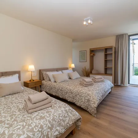 Veris Max 20 Guests With Private Playground
